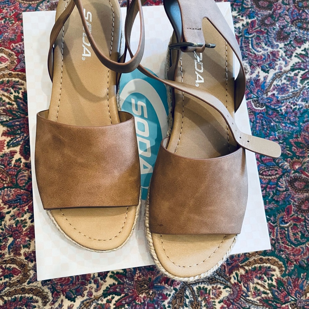 Soda sandals khaki beige color Size 7